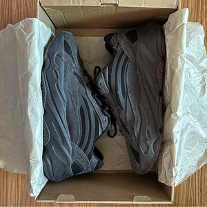 Yeezy 700 V2 Vanta